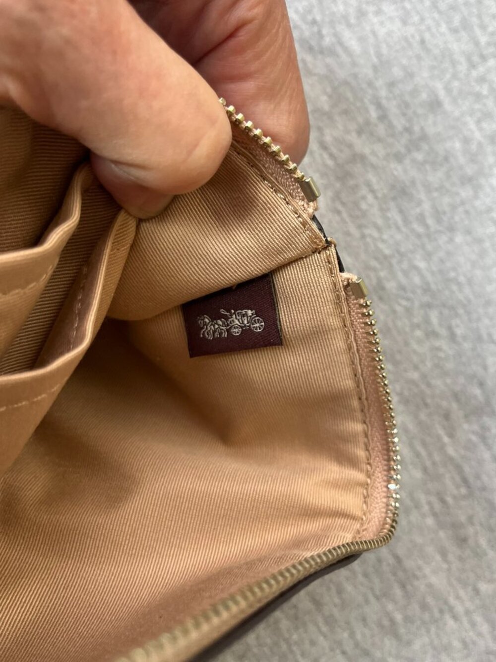 NWOT, Coach Gold Star Glitter Wristlet - Picture 6 of 10